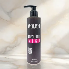 Esfoliante viso Kipi con microgranuli naturali: trattamento levigante per una pelle luminosa e uniforme.