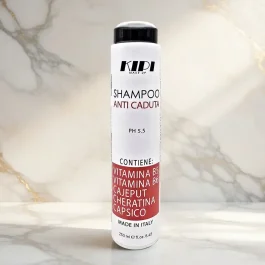 Shampoo Energizzante e Rinforzante Kipi Shampoo rinforzante e rinvigorente Kipi: detersione energizzante per capelli fragili e con tendenza al diradamento.