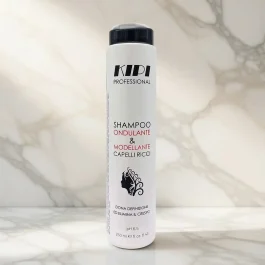 Shampoo Modellante Ricci Kipi Shampoo ondulante e modellante Kipi per capelli ricci e mossi: detersione delicata e idratante per ricci definiti.
