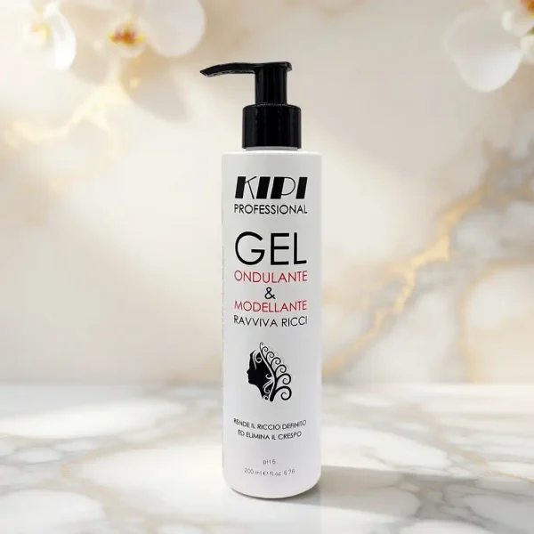 Gel modellante per capelli ricci Kipi con Olio di Ricino: definizione elastica, effetto memoria e anti-crespo.