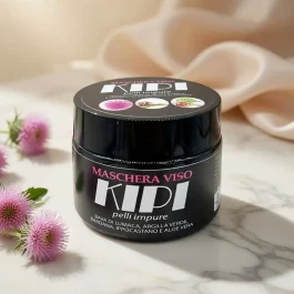 Maschera viso purificante Kipi con Argilla Verde e Liposomi di Bava di Lumaca per un effetto detox e una grana della pelle levigata.