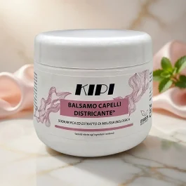 Balsamo districante e anticrespo Kipi: trattamento nutriente per capelli morbidi, setosi e facili da pettinare.