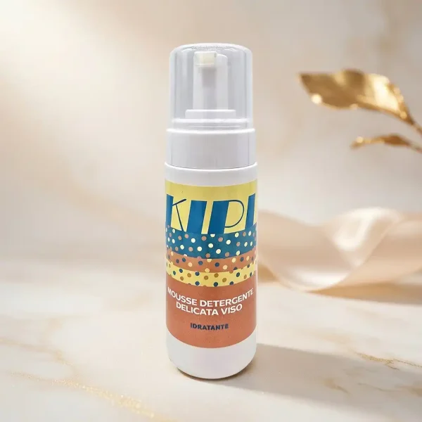 Mousse Detergente Kipi - Nuvola di Benessere Mousse detergente viso Kipi: schiuma soffice e naturale per la pulizia quotidiana delle pelli sensibili