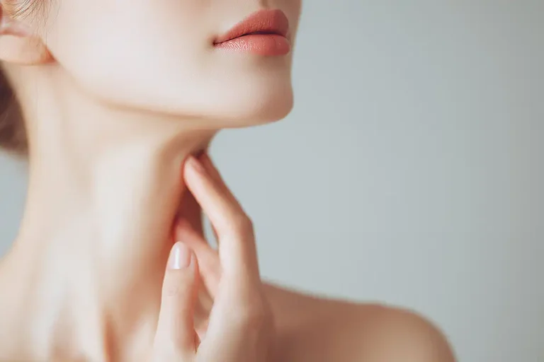 Modella con pelle del collo sana e levigata trattata con rimedio naturale per fibromi penduli