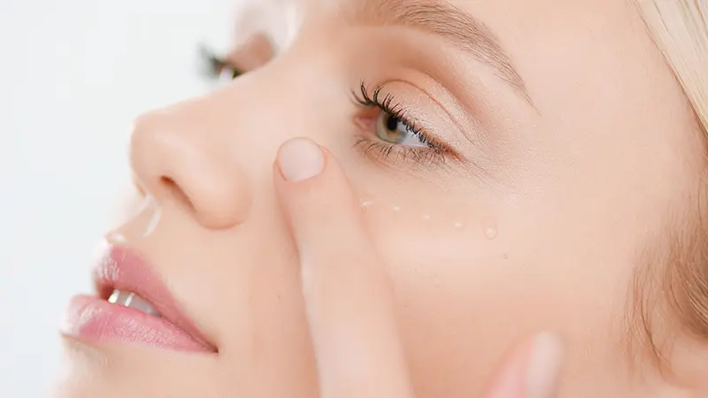 Donna che applica il Gel Bava di Lumaca Kipi 98% per rigenerare la barriera cutanea.