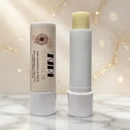 Balsamo Labbra Rigenerante Kipi: Squalane Vegetale e Miele Stick di Balsamo Labbra (Lip Balm) naturale Kipi a base di Squalane vegetale e estratto di Miele, per un'idratazione profonda e restitutiva delle labbra secche.