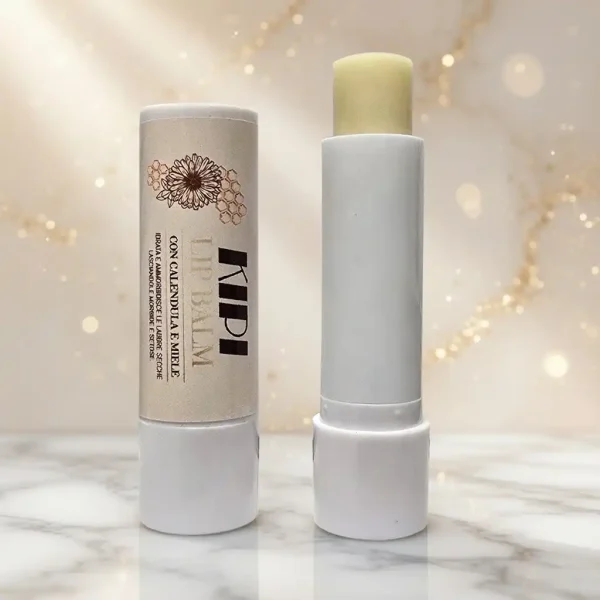 Stick di Balsamo Labbra (Lip Balm) naturale Kipi a base di Squalane vegetale e estratto di Miele, per un'idratazione profonda e restitutiva delle labbra secche.