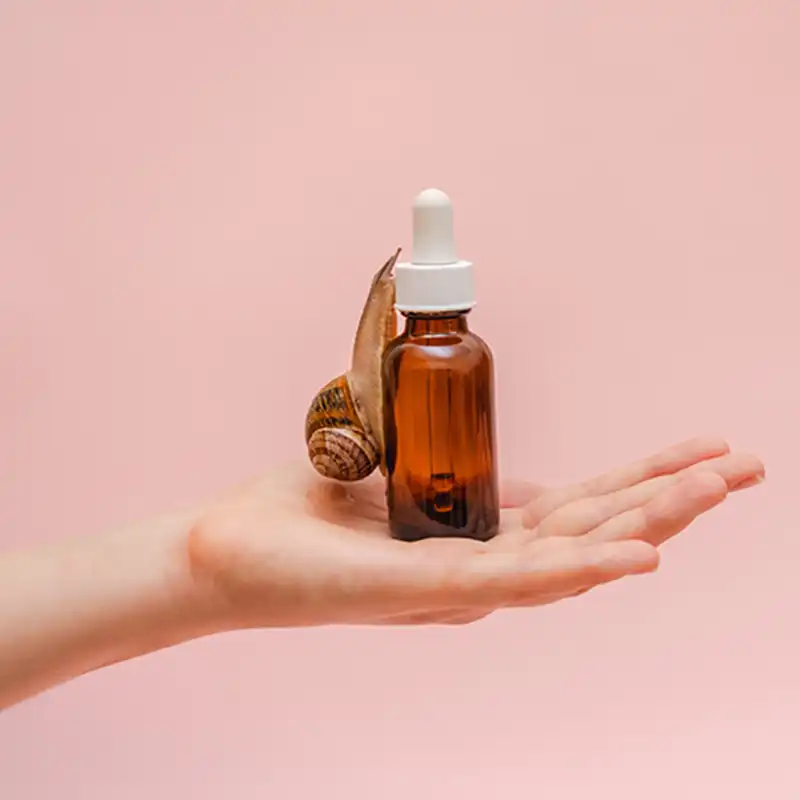 Siero viscoso trasparente a base di bava di lumaca pura per uso cosmetico