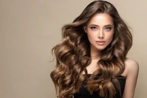 Donna con capelli lunghi sani e lucidi senza crespo grazie a rimedi naturali e trattamenti bio