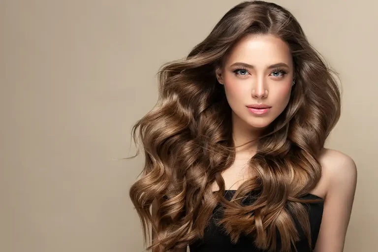 Donna con capelli lunghi sani e lucidi senza crespo grazie a rimedi naturali e trattamenti bio